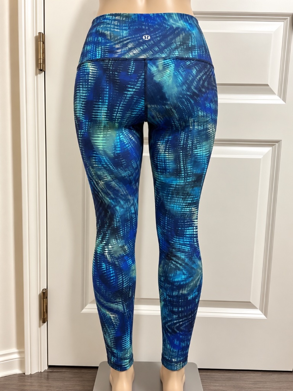 Lululemon Blue & Teal Abstract Print High-Waisted Leggings – Size 6